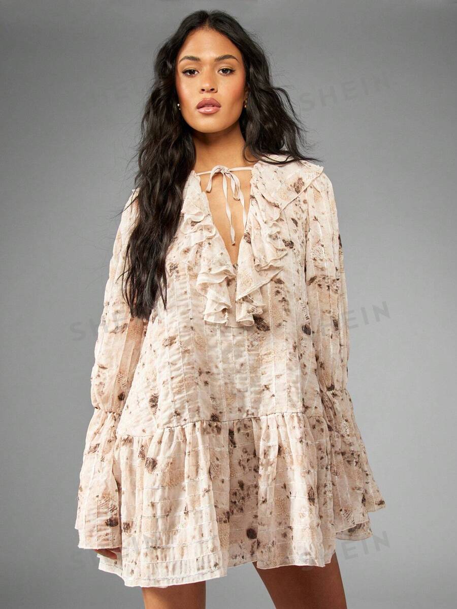 MISSGUIDED Vestido mini de gasa texturizada con volantes, escote en V, manga larga, diseño etagé, efecto smocked, para invitada a boda, primavera y verano, estilo bohemio