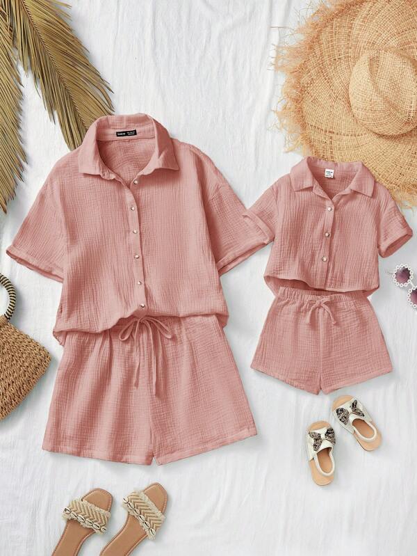 SHEIN Conjunto de 2 peças de roupas combinando mamãe e eu: camisa polo de manga curta de cor sólida de verão para meninas e conjunto de shorts com cintura elástica (vendido separadamente)