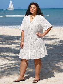 SHEIN CURVE+ فستان شاطئ أبيض من القماش مناسب للمقاسات الكبيرة مزين بالتطريز، مناسب لرحلات الشاطئ في الصيف