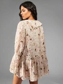 MISSGUIDED Vestido mini de gasa texturizada con volantes, escote en V, manga larga, diseño etagé, efecto smocked, para invitada a boda, primavera y verano, estilo bohemio
