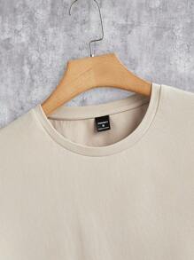 Manfinity Homme 男士城市天际线拼布印花休闲标准尺寸短袖卡其色 T 恤和黑色裤子套装