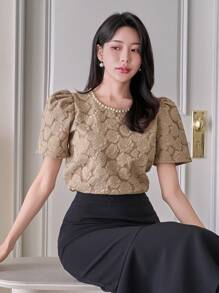 DAZY 女士纹理圆领短袖铆钉 T 恤，适合办公室穿着 - 卡其色 - 查看 6