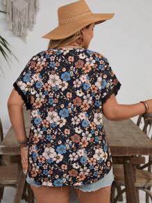 SHEIN VCAY Plus Size Women Floral Print Contrast Lace Short Sleeve T-Shirt, For Vacation - Multicolor - View 2