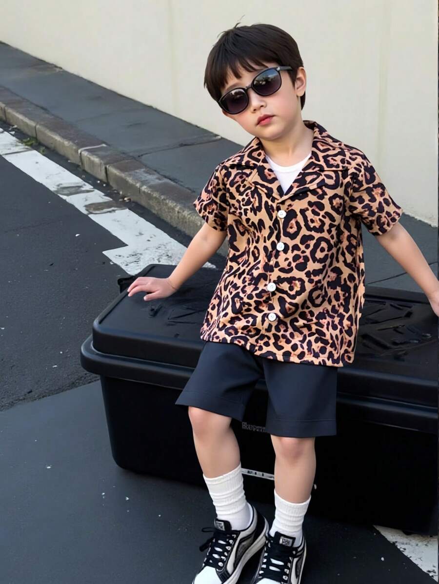 SHEIN 2 件儿童男童休闲装:有领短袖梭织衬衫和松紧腰短裤,时尚百搭,适合旅行、度假、休闲、夏季 - 棕色 - 查看 1