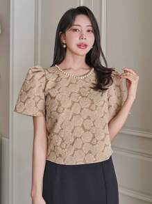 DAZY 女士纹理圆领短袖铆钉 T 恤，适合办公室穿着 - 卡其色 - 查看 3