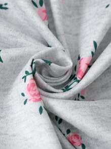 Set di pigiama per ragazza pre-adolescente, composto da top a maniche corte con colletto a bottoni, tasche in pizzo e stampa floreale grigia, e pantaloni lunghi. Outfit da relax, pigiama, set da viaggio estivo