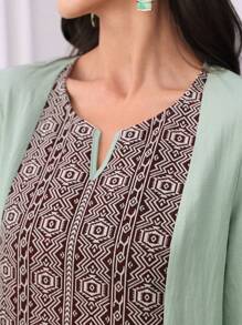 Al Najma 女式几何印花镂空V领七分袖阿拉伯风格连衣裙，端庄大方 - 綠色 - 查看 3