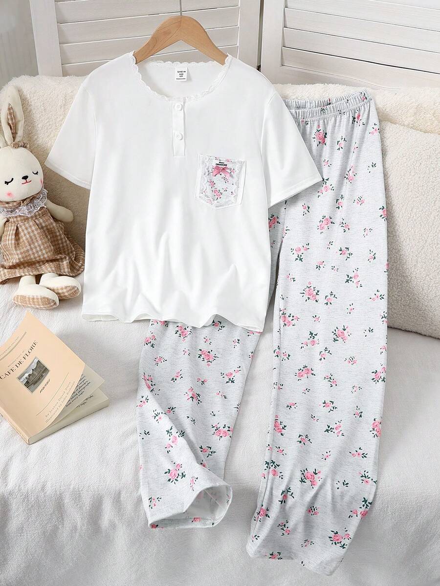 Set di pigiama per ragazza pre-adolescente, composto da top a maniche corte con colletto a bottoni, tasche in pizzo e stampa floreale grigia, e pantaloni lunghi. Outfit da relax, pigiama, set da viaggio estivo