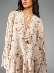 MISSGUIDED Vestido mini de gasa texturizada con volantes, escote en V, manga larga, diseño etagé, efecto smocked, para invitada a boda, primavera y verano, estilo bohemio