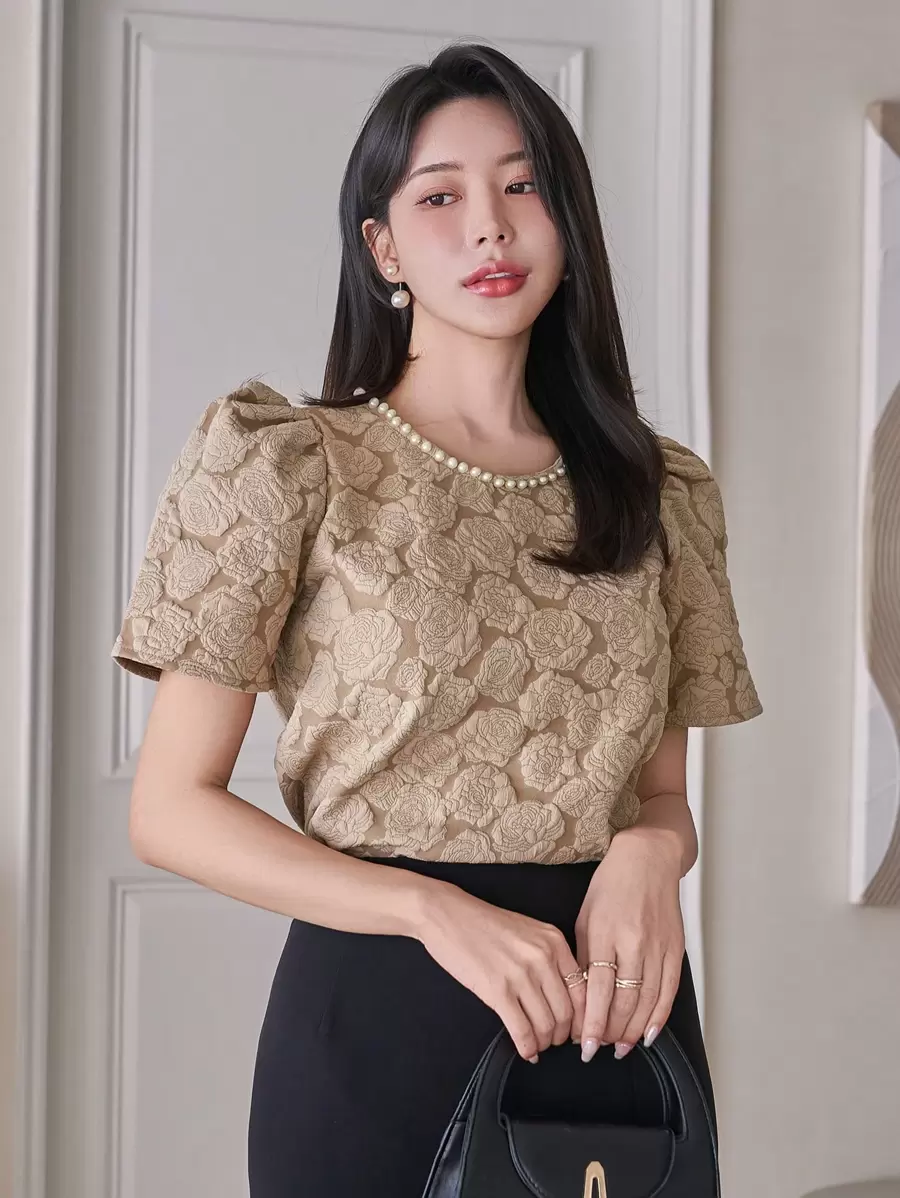 DAZY 女士纹理圆领短袖铆钉 T 恤，适合办公室穿着 - 卡其色 - 查看 1