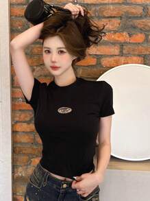 DAZY 女士金属字母徽章圆领短袖T恤、短款上衣