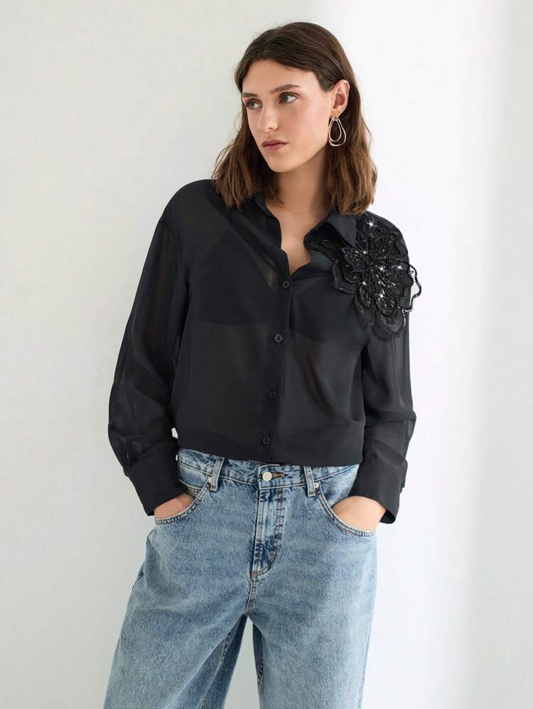 SHEIN Maija Chemise longue à manches longues pour femmes, noire et transparente, avec ornements floraux et boutons devant. Design sexy pour les festivals de musique et l'été. Décontracté chic pour les femmes pour les brunchs, les aéroports et les occasions d'affaires décontractées en été.
