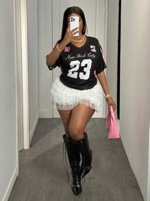 Slaydiva 1. Nuova Maglietta oversize casual stile strada con stampa all-over a righe nere e rosa e logo a 23 lettere 2. Shorts mini in morbido tessuto a contrasto colore, con rifiniture in in rete e pizzo, stile ballerina dolce con fiocco, per la primavera/estate - Multicolore - Visualizzare 5