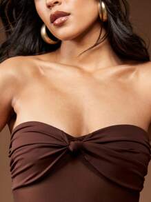 MISSGUIDED 抹胸式网眼长款晚礼服，带结饰，前部扭纹及地褶饰连衣裙，适合婚礼宾客、庆典舞会、冬季秋季 - 咖啡 - 查看 3