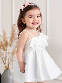 这款女婴优雅可爱简约的白色轻盈飘逸多层荷叶边网纱拼接针织连衣裙，采用不对称肩带设计，打造公主般的舞会蓬蓬裙造型，适合1-3岁宝宝。精准的腰部塑形和白色针织裙摆，整体甜美优雅又不失时尚感，公主般的设计，是生日派对、婚礼、宴会和其他正式场合的理想之选。春夏新款女婴连衣裙，白色女婴派对连衣裙。