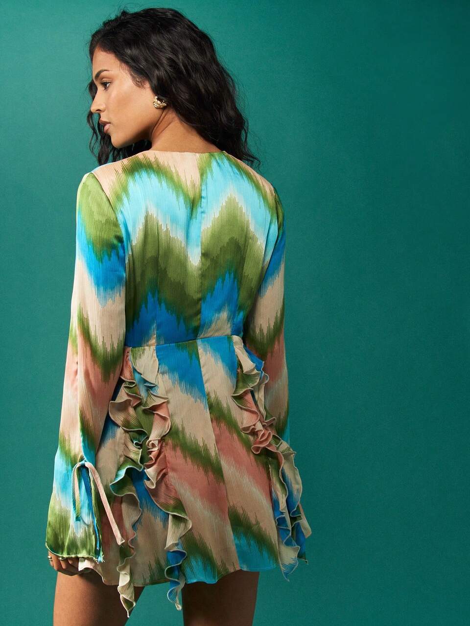 MISSGUIDED Satin-Minikleid mit Aquarell-Muster, Rüschendetails und Glockenärmeln, Bindung vorne, Partykleid, Sommerhochzeitsgast, modisches Statement-Piece