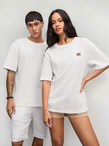 Manfinity VCAY 男女款休闲针织提花仿皮贴饰宽松落肩圆领短袖 T 恤，适合日常穿着 - 白色 - 查看 3