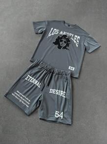 Manfinity EMRG Conjunto de camiseta de manga corta casual y pantalones cortos con estampado de retrato y letra para hombres, convirtiéndolo en una excelente idea de regalo para novios o esposos. Conjunto de camiseta INS madura y casual para hombres, con un estilo de rock retro como tema, impreso con retratos de personajes clásicos y patrones de fuente, combinado con números simples y elementos en inglés. El estilo general es fresco y a la moda, adecuado para deportes al aire libre y ocasiones de ocio.