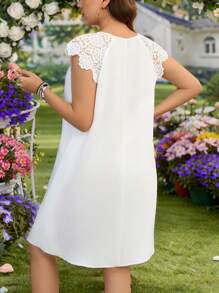 SHEIN LUNE 大码蕾丝拼布花卉装饰休闲短款连衣裙 - 白色 - 查看 2