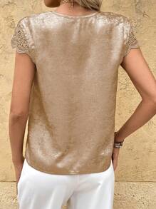 SHEIN Clasi 1 件女士度假休闲 V 领衬衫，带蕾丝花边袖子细节，适合夏季 - 卡其色 - 查看 2