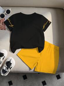 SHEIN طقم بنطلون قصير وقميص أسود بياقة دائرية وطباعة شعار الملك للأطفال الرضع والصغار، إطلالة كاجوال