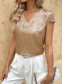 SHEIN Clasi 1 件女士度假休闲 V 领衬衫，带蕾丝花边袖子细节，适合夏季 - 卡其色 - 查看 1