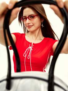 Rina Fox Top court à rayures et blocs de couleurs croisées, style casual pour femmes en été - Rouge - Voir 3