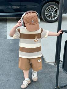 SHEIN مجموعة تي شيرت بأكمام قصيرة مطبوع عليها شريط وصورة الدب الكرتوني مع شورت خصر مطاطي بني فاتح مجموعة ملابس الطفل الولد الصيفية 2 قطعة