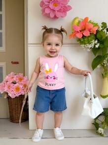 Rosa Trägershirt für Babys mit süßem Top mit Kaninchen Muster, gepaart mit mittelblauen, verwaschenen, lockeren Jeans-Shorts, alltagstaugliches Sommeroutfit, Osterelemente - Verschiedenfarbig - Übersicht 1