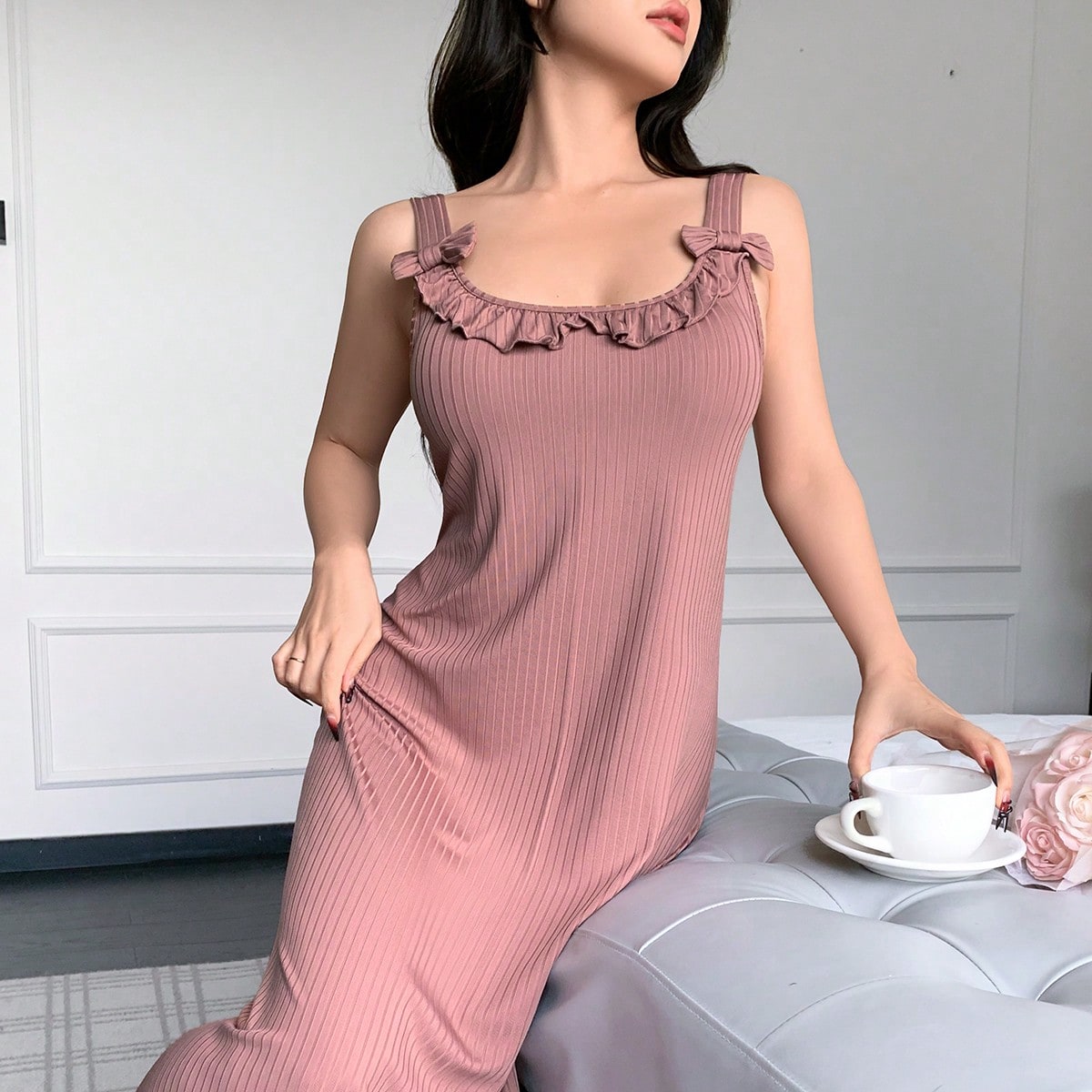 Vestido de casa de mujer con elegante decoración de lazo 3D y tirantes sueltos