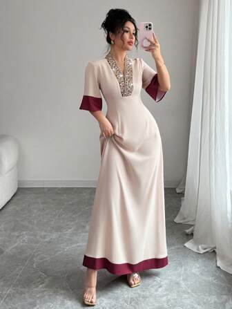 Rafferiza Elegant blommig broderad midja Plisserad kjol, A-linje silhuett med midjedefinition, V-ringad, färgblockerande paneldesign sommarklänning