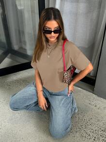 Siren Gaze تي شيرت نسائي بلون أحادي أمامي قصير وخلفي طويل ، بتصميم بسيط - كاكي - مشاهدة 5