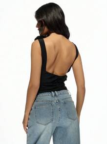 MISSGUIDED Top sin mangas con corte y detalle de rosa para uso en fiestas, eventos y salidas nocturnas. Diseño asimétrico sofisticado y de moda para el verano - Negro - Ver 2