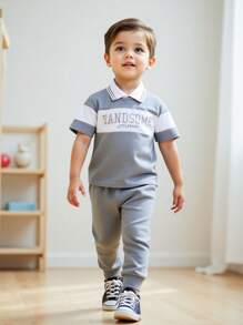 SHEIN Playful Pals 2 件装年轻男童幼儿休闲拼色字母图案 Polo 领短袖上衣 T 恤和海军蓝裤子套装，适合春季、秋季、日常休闲或户外穿着