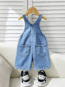 SHEIN بلوميرز/سروال أطفال صيفي مريح من الجينز الفاضي، تفاصيل رقعة، ساق مستقيمة، سروال أطفال قصير دون تي شيرت، للانطلاق في الربيع/الصيف، بدلة رضع جينز