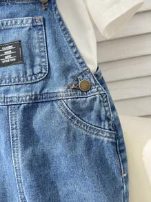 SHEIN بلوميرز/سروال أطفال صيفي مريح من الجينز الفاضي، تفاصيل رقعة، ساق مستقيمة، سروال أطفال قصير دون تي شيرت، للانطلاق في الربيع/الصيف، بدلة رضع جينز