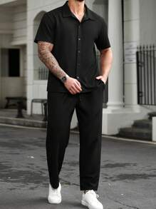 Manfinity CasualCool Conjunto casual de uso diario para hombres de talla grande: Estilo de vacaciones en la playa, conjunto a juego de camisa negra INS con textura de tejido de gofre jacquard. Presenta un conjunto de camisa de manga corta y pantalón largo con diseño de botones. Perfecto para atuendos refrescantes de primavera y verano, adecuado para vacaciones en la playa de Hawái, y un gran conjunto para parejas en el Día de San Valentín, lo que lo convierte en un regalo ideal para novios u hombres 2 piezas Conjuntos de diseñador masculino