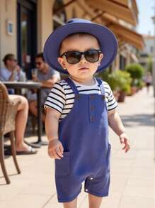 Baby Jungen Blau & Weiß gestreift Lässig Urlaubs Kurzarm Rundhals Top mit marineblauer Baumwoll-Hosenträgershorts mit Seitentasche, inklusive Sonnenhut. Geeignet für Lässig, Urlaub, Zuhause und Outdoor