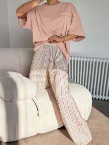 DAZY 极简主义字母印花装饰宽松 T 恤和条纹直筒睡裤睡衣套装