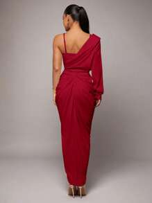 Silquee 女士优雅露肩纯色连衣裙，非常适合约会、聚会和正式场合。采用不对称领口、内置胸罩、垂褶设计、高开衩，适合鸡尾酒会、浪漫约会、正式活动、婚礼、伴娘和晚礼服 - 酒紅色 - 查看 2