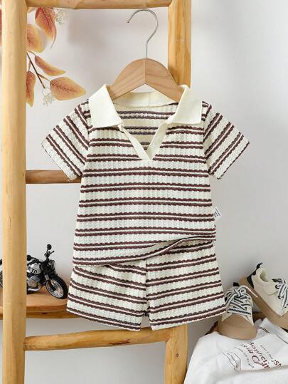 Vintaside Kids 男婴夏季时尚黑色和咖啡色条纹 V 领短袖上衣搭配同色系无腰短裤套装，彰显绅士风度。该套装采用简约而独特的黑色和咖啡色条纹设计，为宝宝带来独特的时尚魅力。