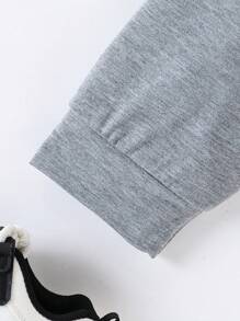 SHEIN Playful Pals 2 件装年轻男童幼儿休闲拼色字母图案 Polo 领短袖上衣 T 恤和海军蓝裤子套装，适合春季、秋季、日常休闲或户外穿着