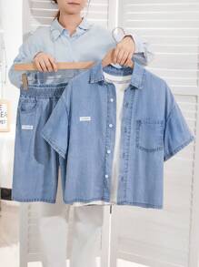 SHEIN 2件套男童时尚休闲蓝色牛仔布拼接细节设计宽松休闲衬衫上衣，搭配宽松舒适的基础款日常简约男童短裤牛仔裤套装，适合儿童穿着，柔软舒适，适合日常穿着，也适合儿童春夏穿着。 - 藍色 - 查看 2