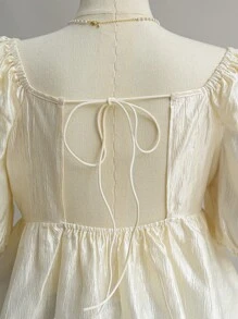 SHEIN Privé 大码优雅通勤工作、精致度假下午茶、微性感约会音乐节派对 INS 复古学院风海滩写真甜心领前抽绳褶皱泡泡袖腰部荷叶边提花面料后背镂空设计上衣 - 杏色 - 查看 11