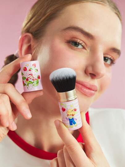 Strawberry Shortcake X SHEIN 1 pieza Cepillo retráctil de polvo con diseño de fresa de dibujos animados, diseño portátil para coordinar con cosméticos en polvo como polvos compactos y rubor, ideas de regalo, Día de San Valentín, verano/primavera, vacaciones