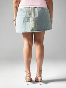 MISSGUIDED PLUS Washed Denim Metal Seashell Gold Button Detail Mini Skirt - Light Wash - View 2