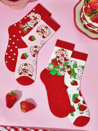 Strawberry Shortcake X SHEIN 2 paires de chaussettes mi-mollet respirantes et douces pour femmes, avec un motif de fraise et un design asymétrique. Renforcées au niveau des orteils et du talon pour plus de durabilité. Portables en toute saison, designs mignons.