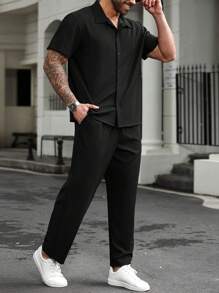 Manfinity CasualCool Conjunto casual de uso diario para hombres de talla grande: Estilo de vacaciones en la playa, conjunto a juego de camisa negra INS con textura de tejido de gofre jacquard. Presenta un conjunto de camisa de manga corta y pantalón largo con diseño de botones. Perfecto para atuendos refrescantes de primavera y verano, adecuado para vacaciones en la playa de Hawái, y un gran conjunto para parejas en el Día de San Valentín, lo que lo convierte en un regalo ideal para novios u hombres 2 piezas Conjuntos de diseñador masculino