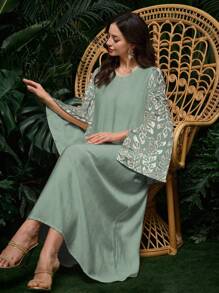 Al Najma 宽松阿拉伯长袍连衣裙，V 领设计，绣花袖子和饰边，优雅时尚 - 綠色 - 查看 6