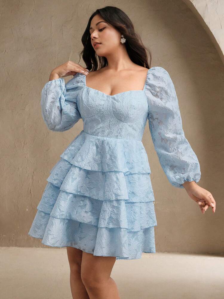 Abito lungo elegante da donna con dettagli a volant in vita e motivo jacquard bianco, adatto per feste e occasioni speciali
